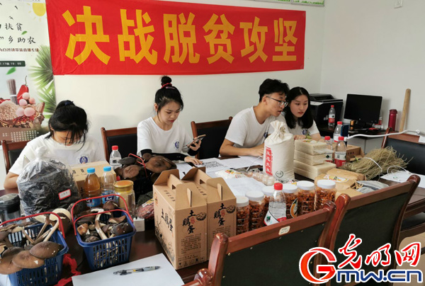 beat365在线唯一官网登录师生助力直播带货 江津柿子村2小时获赞8.4万