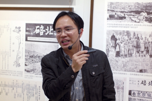 在“象牙塔”与“泥巴墙”之间